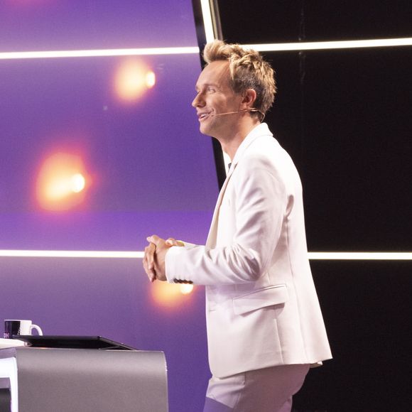 Cyril Féraud aux commandes du nouveau jeu événement de France 2 "Intuition, qui sera le plus proche ?".
©François Roelants - France Télévisions