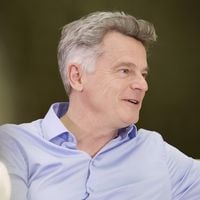 Fabien Roussel, ému aux larmes face à Karine Le Marchand dans "Une ambition intime" sur M6 en évoquant la maladie de sa fille
