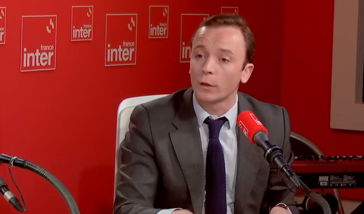 "Pourquoi nous ne pouvons pas céder, même à vous" : La direction de Radio France refuse d'écarter Charles Sapin de l'antenne de France Inter