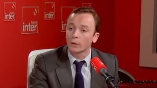 "Pourquoi nous ne pouvons pas céder, même à vous" : La direction de Radio France refuse d'écarter Charles Sapin de l'antenne de France Inter