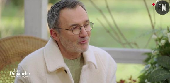 Frédéric Lopez aux commandes d'un nouveau numéro de son émission "Un dimanche à la campagne" sur France 2.
