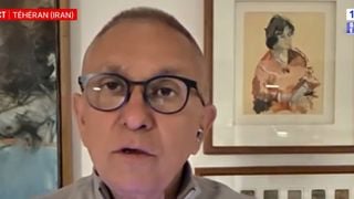 "Certains jours, je fais plus de 80 interventions" à l'antenne : Qui est Siavosh Ghazi, l'un des seuls journalistes francophones présents en Iran ?