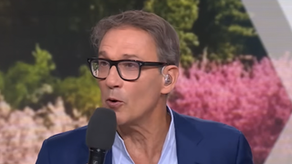 Julien Courbet récupère la case de Faustine Bollaert, le jeu d'Alex Vizorek rallongé... RTL continue de revoir ses matinées