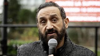 "Ne vous inquiétez pas, vous aurez votre talk-show tous les soirs" : De passage dans une manifestation de soutien à C8, Cyril Hanouna garantit un avenir à "TPMP"