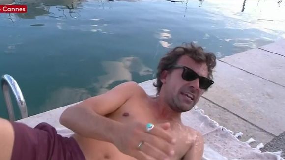 "Je pense à la courbe" : Bertrand Chameroy tombe le haut et donne tout pour booster les audiences de "C à vous" à Cannes