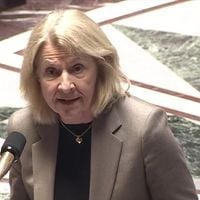 Catherine Pegard, la ministre de la Culture, regrette la réponse "disproportionnée" de Maxime Saada (Canal+) à la tribune anti-Bolloré