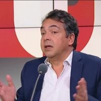 "CNews est hors-la-loi" : Patrick Cohen fustige la chaine d'information du groupe Bolloré
