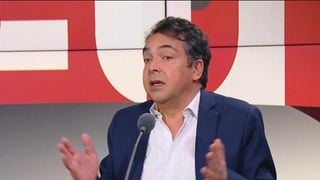 "CNews est hors-la-loi" : Patrick Cohen fustige la chaine d'information du groupe Bolloré
