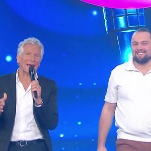 Nagui et le maestro Jonathan dans "N'oubliez pas les paroles !" sur France 2.