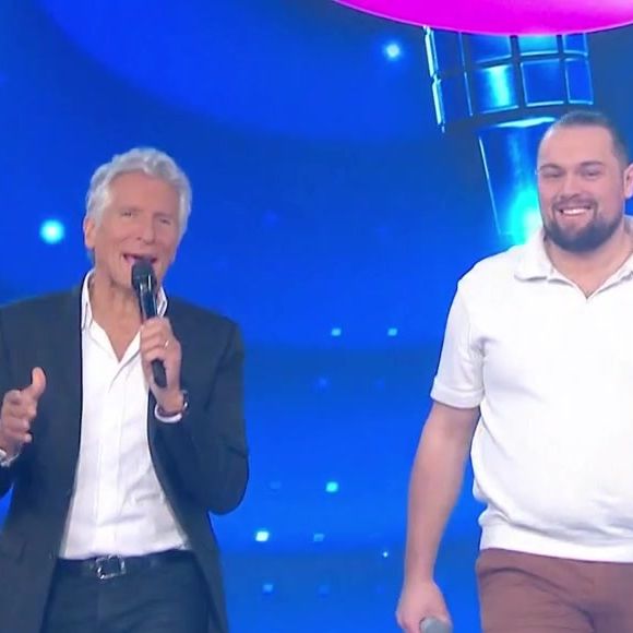 Nagui et le maestro Jonathan dans "N'oubliez pas les paroles !" sur France 2.