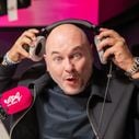 Audiences radios musicales : Manu Lévy poursuit sa chute sur NRJ, Nostalgie tout proche, Cauet réveille Europe 2 et talonne Chérie FM