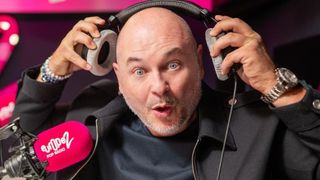 Audiences radios musicales : Manu Lévy poursuit sa chute sur NRJ, Nostalgie tout proche, Cauet réveille Europe 2 et talonne Chérie FM