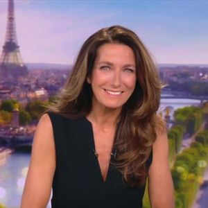 Anne-Claire Coudray aux commandes du "20 Heures" de TF1.