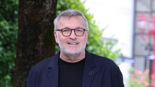 “Vivement que ça commence !” : Laurent Ruquier rejoint T18, nouvelle chaîne gratuite de la TNT, pour animer une émission culturelle en hebdo