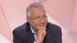 "J'ai pris cher" : 8 ans après son arrivée, Claude Askolovitch arrête "La revue de presse" dans la matinale de Nicolas Demorand et Léa Salamé sur France Inter