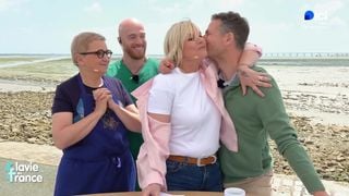 "Il y en a peu comme ça en télévision" : Émue, Flavie Flament rend hommage à son équipe pour la dernière de "Flavie en France" sur France 3