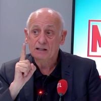 "Si je reviens, je reconnais avoir fait une faute" : Suspendu après ses propos sur la colonisation française en Algérie, Jean-Michel Aphatie décide de quitter RTL