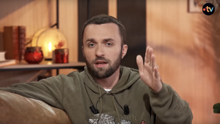 "Il fallait que je le fasse" : Face à Élise Lucet, Squeezie assume son message contre le RN posté sur Instagram pendant les législatives