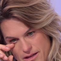"Je ne m'attendais pas à celle-là" : Amélie Mauresmo fond en larmes dans "Clique" sur Canal+ après une question de Mouloud Achour