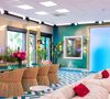 Le salon avec la réplique culte "Mauvaiiiiises" et un mystérieux rideau