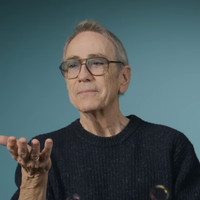 "On a eu très peur" : La production des Enfoirés se confie sur la chute d'Alain Chamfort en plein concert