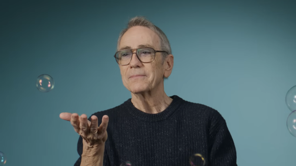 "On a eu très peur" : La production des Enfoirés se confie sur la chute d'Alain Chamfort en plein concert