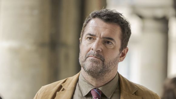 Audiences : Arnaud Ducret dans "Papa malgré lui" sur TF1 a-t-il réussi à rivaliser avec la nouvelle saison de "L'art du crime" sur France 2 ?