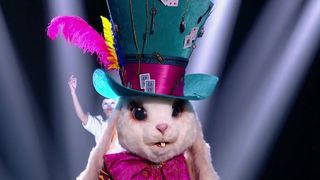 “Mask Singer” 2025 : On a démasqué “Le Lapin”… Il s’agit d’une star de la chanson française