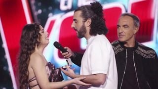 “C’est dingue” : Un candidat de “The Voice” demande sa petite-amie en mariage, après son audition devant les quatre coachs
