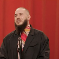 "Nous ne pouvons pas encourager la diffamation ou l'injure publique" : W9 assume avoir coupé le discours de Merwane Benlazar aux Flammes après une blague sur Cyril Hanouna