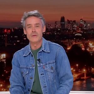 Yann Barthès aux commandes de "Quotidien Week-end" sur TMC.