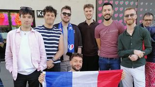 "Les étoiles ont l’air de s’aligner pour Louane" : À Bâle, les supporters français de l’Eurovision croient de plus en plus à une victoire de leur représentante