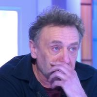“Pardon” : Jean-Paul Rouve ému aux larmes en lisant un message bouleversant destiné à Michel Blanc dans “C à vous”