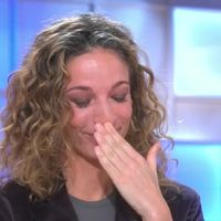 “Désolée” : Olivia Courbis émue aux larmes en évoquant la mémoire de son père Rolland Courbis dans l'émission “C à vous”