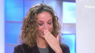 “Désolée” : Olivia Courbis émue aux larmes en évoquant la mémoire de son père Rolland Courbis dans l'émission “C à vous”