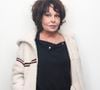 Rétro - Décès de la réalisatrice, actrice et humoriste Isabelle Mergault des suites d'un cancer - Exclusif - Isabelle Mergault - Rendez-vous - Enregistrement de l'émission "100% Logique", présentée par C.Féraud et diffusée le 9 mars sur France 2
Jack Tribeca / Bestimage
Nouvel épisode inédit du jeu-événement 100 % logique : la réponse est sous vos yeux avec C.Féraud, le premier quiz qui ne teste pas la culture générale et les connaissances, mais la logique, le sens de l'observation et le bon sens des téléspectateurs !
Quels que soient son âge, son niveau d'études ou de connaissances, tout le monde peut participer. Un enfant de 10 ans a autant de chance de gagner qu'un adulte de 80 ans, car, pour chaque question, la réponse est " sous vos yeux ", mais encore faut-il la voir !
 
100 candidats s'affrontent pour tenter d'aller le plus loin possible dans le jeu et décrocher la cagnotte pouvant grimper jusqu'à 100 000 €.
Ils vont devoir répondre à une série de questions : de la plus facile (celle à laquelle 95 % des Français peuvent répondre) à la plus difficile (celle à laquelle seulement 1 % de la population est capable de répondre).
 
En début d'émission, les 100 candidats reçoivent la somme de 1 000 €. Mais en cas de mauvaise réponse ils sont éliminés, et leurs 1 000 € vont faire grimper la cagnotte globale de l'émission. Le dernier ou les derniers candidats en lice auront la possibilité de répondre à l'ultime question : celle à laquelle seulement 1 % de la population est capable de répondre, et de décrocher la cagnotte pouvant atteindre 100 000 €.
Qui sera capable de déjouer tous les pièges, et d'arriver jusqu'à l'ultime question ? Ce quiz événement va permettre aux téléspectateurs de tester leur logique, leur bon sens, mais aussi de se mesurer à tous les autres membres de la famille !
Pour ce nouveau numéro, trois nouvelles personnalités vont se prêter au jeu de la logique et soutenir nos 100 candidats