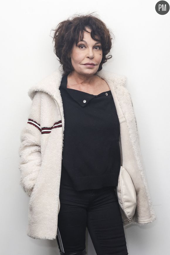 Rétro - Décès de la réalisatrice, actrice et humoriste Isabelle Mergault des suites d'un cancer - Exclusif - Isabelle Mergault - Rendez-vous - Enregistrement de l'émission "100% Logique", présentée par C.Féraud et diffusée le 9 mars sur France 2
Jack Tribeca / Bestimage
Nouvel épisode inédit du jeu-événement 100 % logique : la réponse est sous vos yeux avec C.Féraud, le premier quiz qui ne teste pas la culture générale et les connaissances, mais la logique, le sens de l'observation et le bon sens des téléspectateurs !
Quels que soient son âge, son niveau d'études ou de connaissances, tout le monde peut participer. Un enfant de 10 ans a autant de chance de gagner qu'un adulte de 80 ans, car, pour chaque question, la réponse est " sous vos yeux ", mais encore faut-il la voir !
 
100 candidats s'affrontent pour tenter d'aller le plus loin possible dans le jeu et décrocher la cagnotte pouvant grimper jusqu'à 100 000 €.
Ils vont devoir répondre à une série de questions : de la plus facile (celle à laquelle 95 % des Français peuvent répondre) à la plus difficile (celle à laquelle seulement 1 % de la population est capable de répondre).
 
En début d'émission, les 100 candidats reçoivent la somme de 1 000 €. Mais en cas de mauvaise réponse ils sont éliminés, et leurs 1 000 € vont faire grimper la cagnotte globale de l'émission. Le dernier ou les derniers candidats en lice auront la possibilité de répondre à l'ultime question : celle à laquelle seulement 1 % de la population est capable de répondre, et de décrocher la cagnotte pouvant atteindre 100 000 €.
Qui sera capable de déjouer tous les pièges, et d'arriver jusqu'à l'ultime question ? Ce quiz événement va permettre aux téléspectateurs de tester leur logique, leur bon sens, mais aussi de se mesurer à tous les autres membres de la famille !
Pour ce nouveau numéro, trois nouvelles personnalités vont se prêter au jeu de la logique et soutenir nos 100 candidats