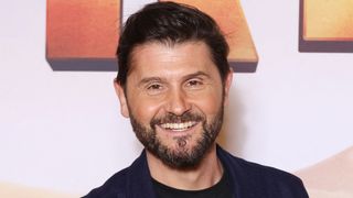 Qui était "Gus" à qui Christophe Beaugrand, Nikos Aliagas et le monde du PAF rend hommage sur les réseaux sociaux ?
