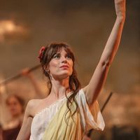 Danseuse au Crazy Horse, cours de théâtre à Hollywood... Qui est Alice Dufour, la révélation de "Montmartre", la série événement de TF1 ?