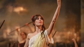 Danseuse au Crazy Horse, cours de théâtre à Hollywood... Qui est Alice Dufour, la révélation de "Montmartre", la série événement de TF1 ?