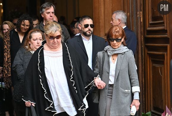 Julie Mercy, Violette Petrucciani (mère de Loana) - Sorties des obsèques de Loana Petrucciani dans la cathédrale Sainte-Réparate à Nice le 10 avril 2026. L'ancienne star de téléréalité a été retrouvée morte dans son appartement niçois par les autorités, le 25 mars dernier. © Bruno Bebert/Bestimage