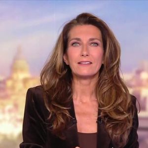 Anne-Claire Coudray aux commandes d'une nouvelle édition du "20 Heures" sur TF1.