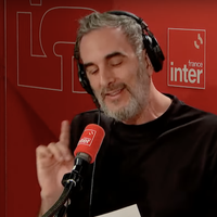 "À nos auditeurs qui craindraient une connivence entre Place Publique et Léa Salamé…" : En direct, Matthieu Noël charrie l’animatrice de France Inter sur sa relation avec Raphaël Glucksmann