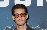 Pierre Niney ému dans "C à vous" après sa rencontre avec l'une de ses fans.