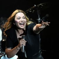 "Je compte sur vous pour exploser les compteurs" : Santa sera la marraine du "Téléthon" 2025