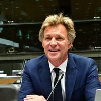 "Un départ de ce poste, c'est toujours une déchirure" : Laurent Delahousse rend hommage à Alexandre Kara, ex-directeur de l'information de France Télévisions remplacé par Philippe Corbé