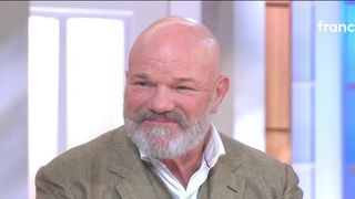 "Il m’a dit qu’il était fier de moi" : Les larmes aux yeux, Philippe Etchebest exhume un souvenir de complicité avec son père dans "C à vous"