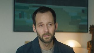 Pourquoi France 2 accélère la diffusion "Des vivants", la série événement de Xavier de Lestrade dès ce soir