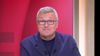 “Ces médias-là où on ne cache plus du tout pour qui on roule” : Laurent Ruquier prend la défense d’Alain Souchon après ses propos sur le RN