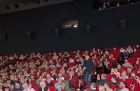 Daniel Riolo fait son entrée, acclamé par les près de 400 auditeurs d'RMC qui ont fait le déplacement pour assister à "L'After Foot".